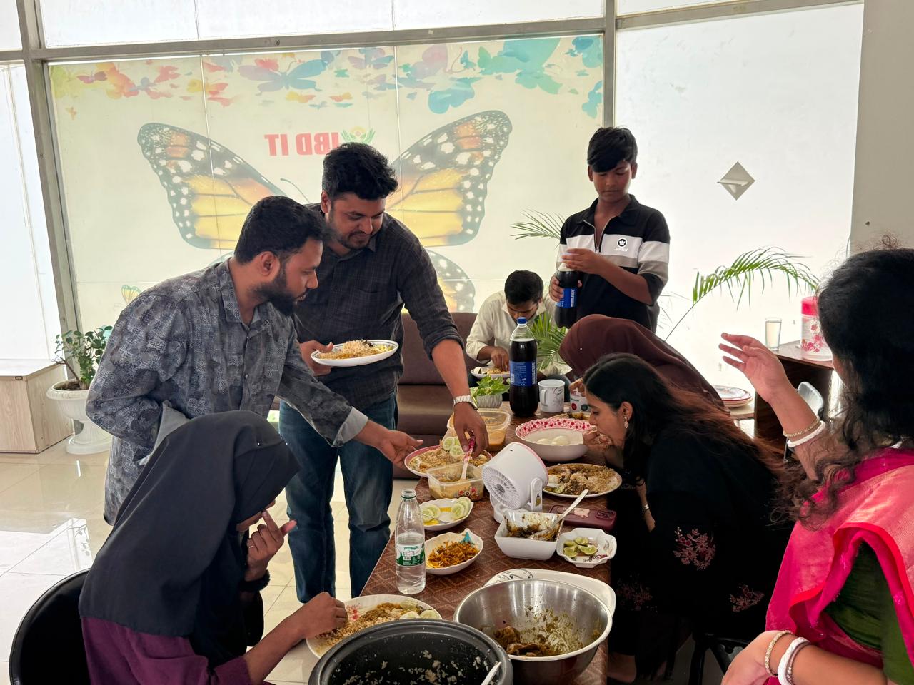 JBD IT-র কর্মীরা টেবিলে হরেক রকমের খাবার নিয়ে ওয়ান ডিশ পার্টির আড্ডায় মেতে আছেন